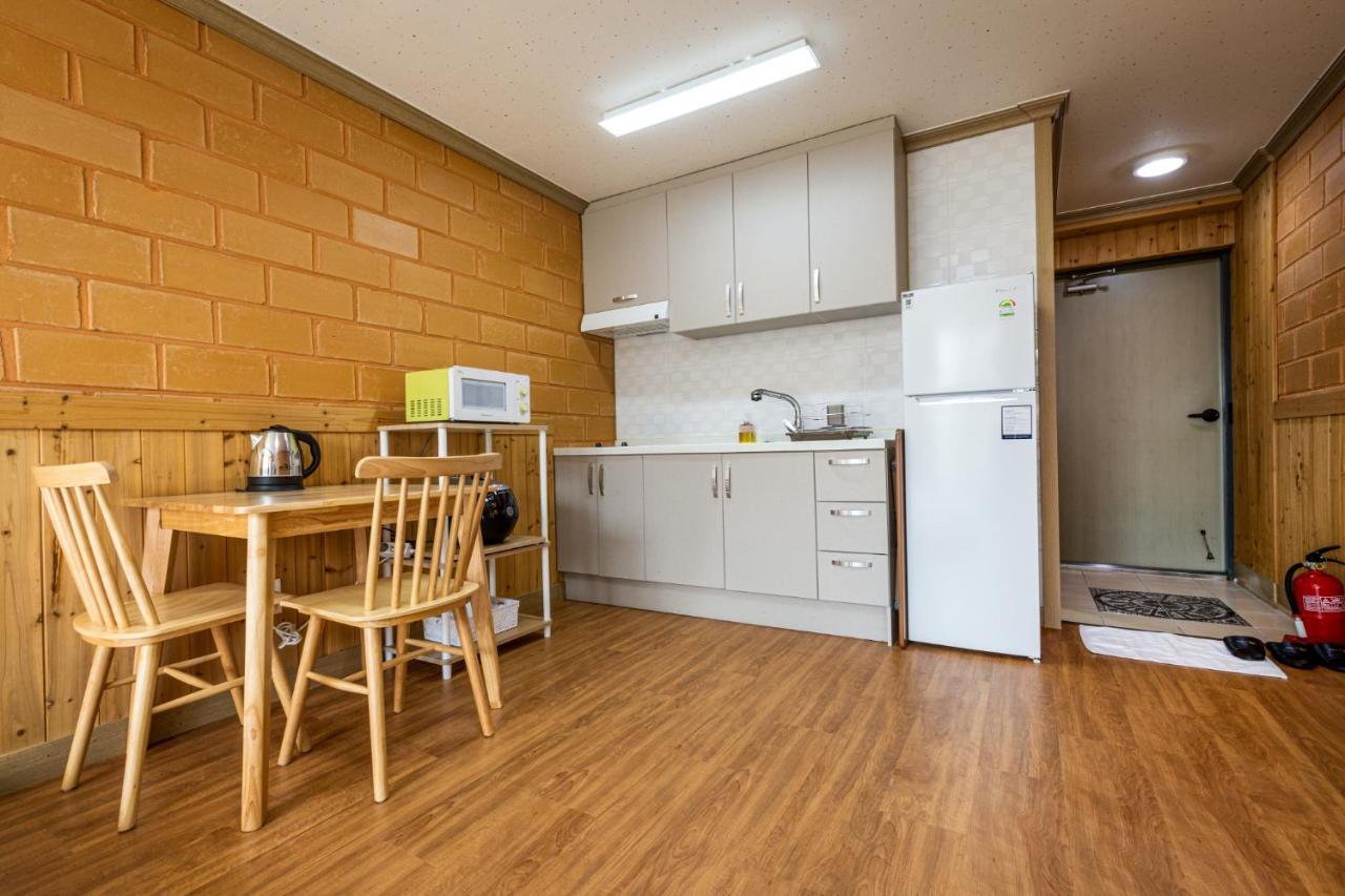 Red Clay Pension Jeju Exterior photo